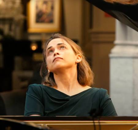 Gretchen Hull, piano