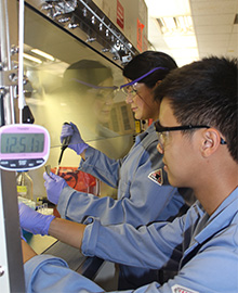 Ken Choi and Sarah Matthews in the Miller Conrad lab